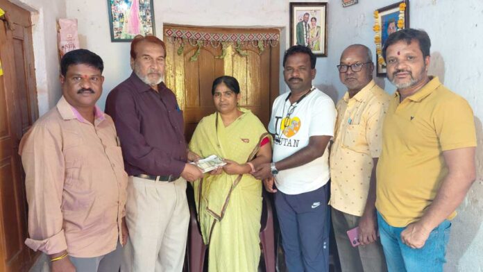 Shabbir Ali | బాధిత కుటుంబానికి షబ్బీర్ అలీ ఆర్థికసాయం Shabbir Ali | బాధిత కుటుంబానికి షబ్బీర్ అలీ ఆర్థికసాయం