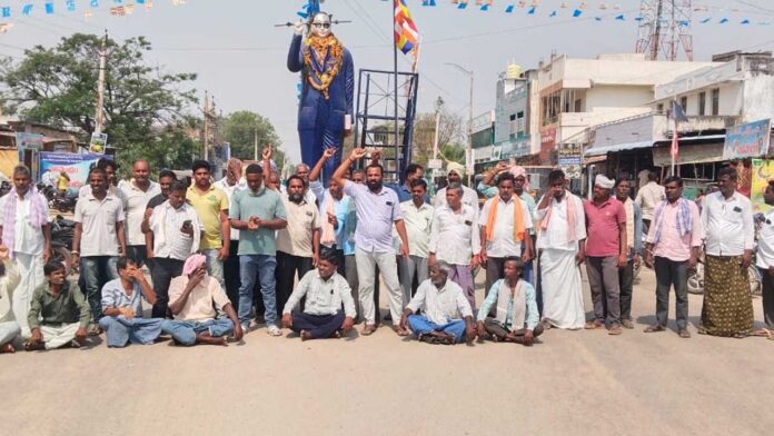 Paddy Centers | కొనుగోళ్ల తీరును నిరసిస్తూ రైతుల రాస్తారోకో