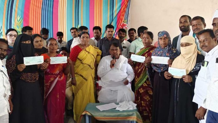 CHEQUES MLA Pocharam | కల్యాణ లక్ష్మి చెక్కులను పంపిణీ చేసిన ఎమ్మెల్యే పోచారం
