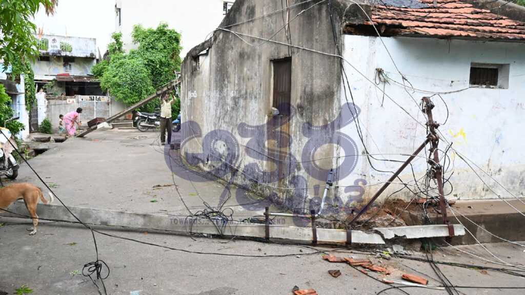 Strong Winds Heavy Rain| విరిగిన చెట్లు.. నేలకొరిగిన స్తంభాలు.. ఈదురుగాలులతో భారీ నష్టం