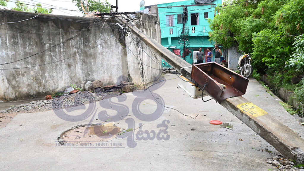 Strong Winds Heavy Rain| విరిగిన చెట్లు.. నేలకొరిగిన స్తంభాలు.. ఈదురుగాలులతో భారీ నష్టం