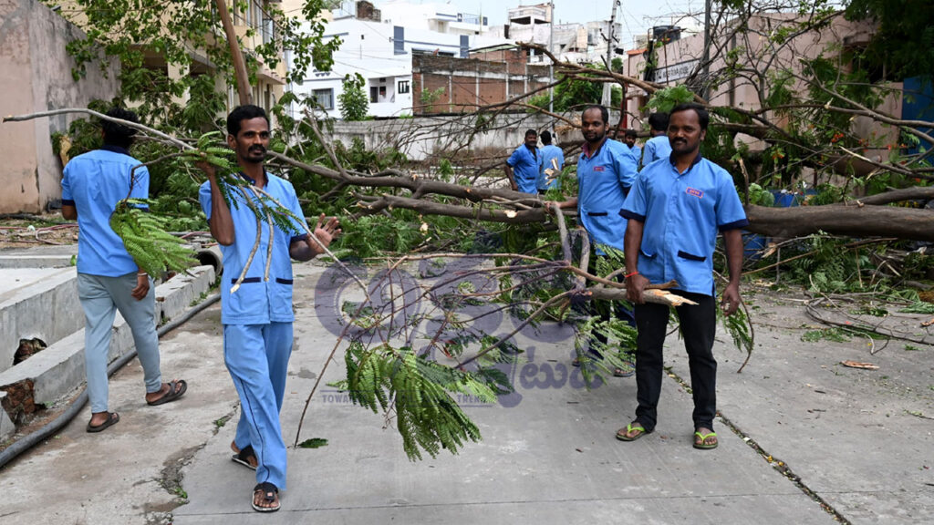 Strong Winds Heavy Rain| విరిగిన చెట్లు.. నేలకొరిగిన స్తంభాలు.. ఈదురుగాలులతో భారీ నష్టం