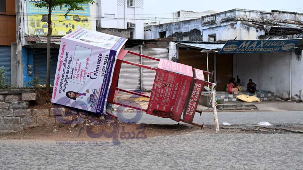 Strong Winds Heavy Rain| విరిగిన చెట్లు.. నేలకొరిగిన స్తంభాలు.. ఈదురుగాలులతో భారీ నష్టం
