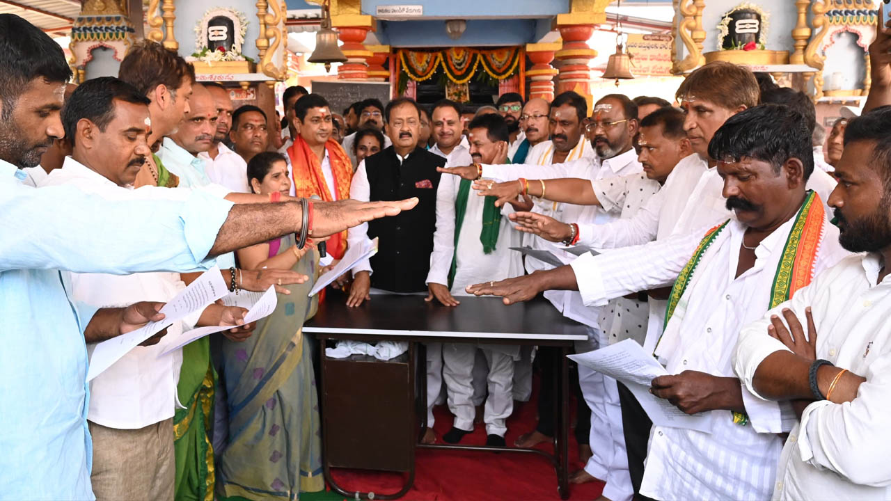 Temple Governing bodies | శ్రీ శంభు లింగేశ్వర ఆలయ ఛైర్మన్​గా బింగి మధు ప్రమాణ స్వీకారం