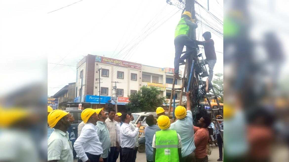 Electricity Department | విద్యుత్ స్తంభాల నుంచి కేబుల్ వైర్ల తొలగింపు