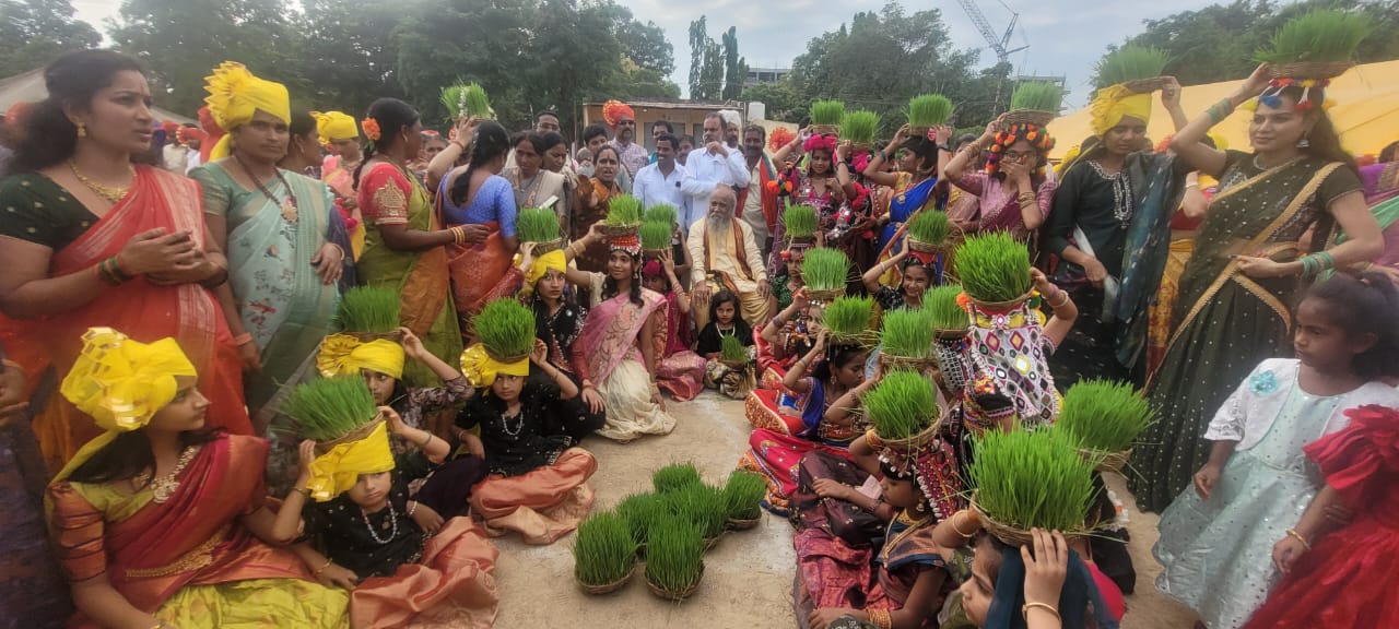 Teej festival | పుడమి తల్లి బానిలో మురిసిన చెలికత్తెలు.. అంబరాన్నంటిన తీజ్​ సంబరం.. సందడి చేసిన బంజారాలు