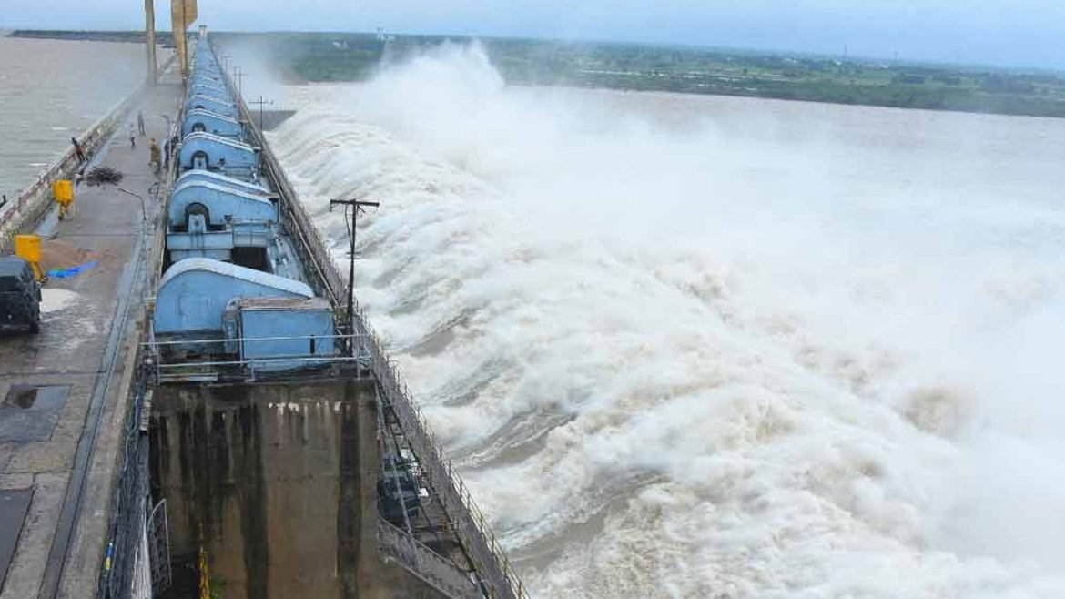 Sriramsagar | శ్రీరాంసాగర్ 16 వరద గేట్ల ఎత్తి వేత.. 79.658 టీఎంసీలకు నీటి మట్టం