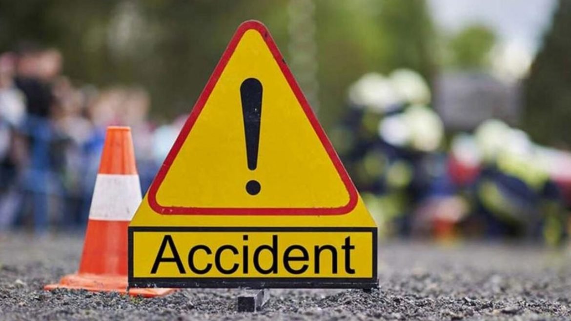 Rajamundry Road Accident | రాజమండ్రిలో అర్ధరాత్రి ఘోర రోడ్డుప్రమాదం.. వరుసగా నాలుగు బస్సులు ఢీ.. 26 మందికి గాయాలు