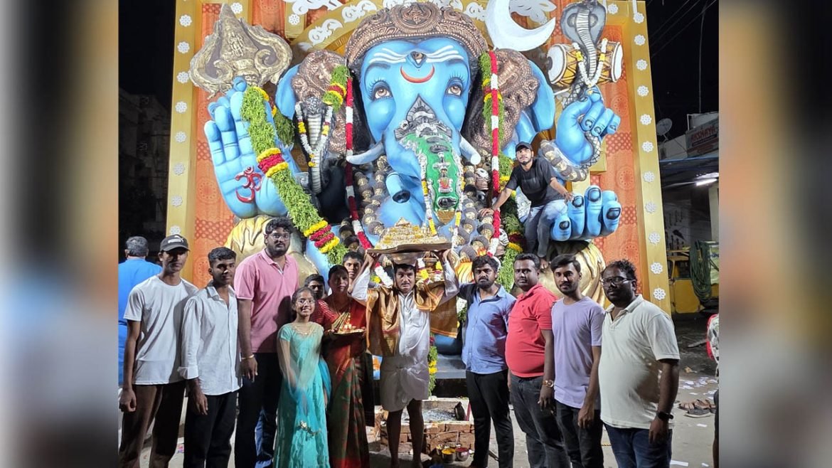 Vinayaka Laddu | రికార్డు స్థాయి ధర పలికిన శ్రీ గణేశ్​ మండలి లడ్డూ.. ఏకంగా రూ. 1.65 లక్షల పైనే..