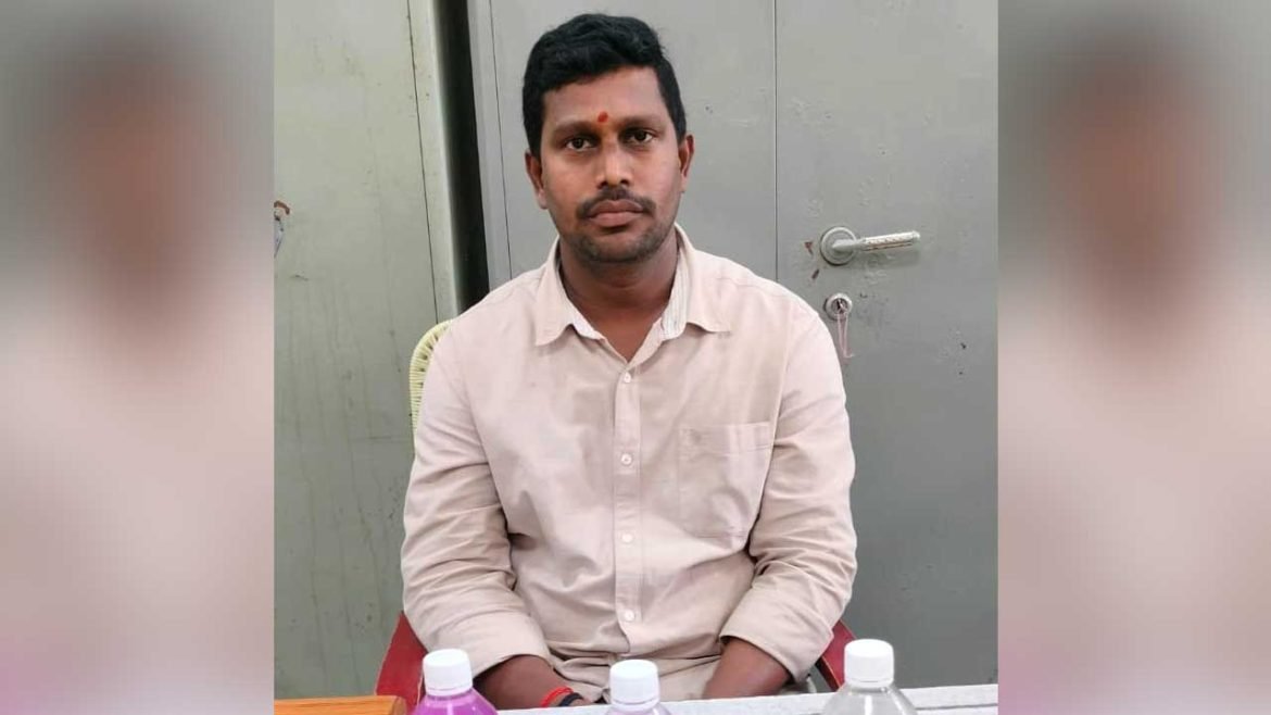 corrupt revenue inspector | ఆ రెవెన్యూ ఇన్​స్పెక్టర్​ మామూలోడు కాదు..