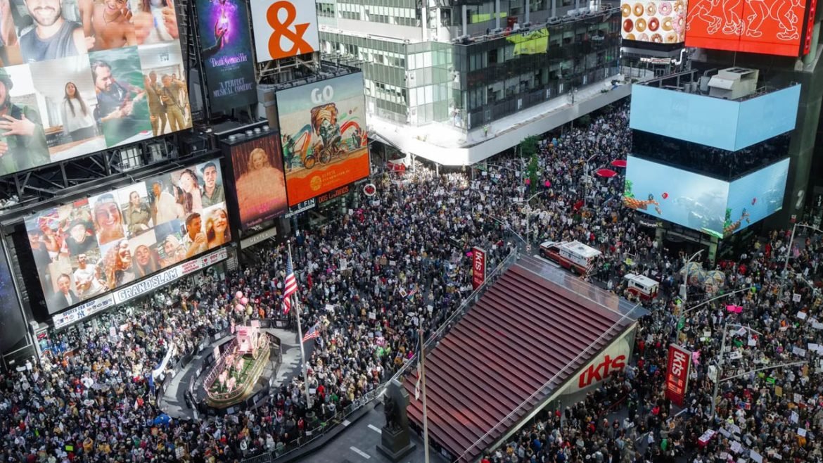 USA No Kings Protest | ట్రంప్‌నకు వ్యతిరేకంగా 'నో కింగ్స్‌' నిరసన గళం.. అమెరికాతోపాటు యూరప్‌లోనూ వేలాది మంది వీధుల్లోకి!