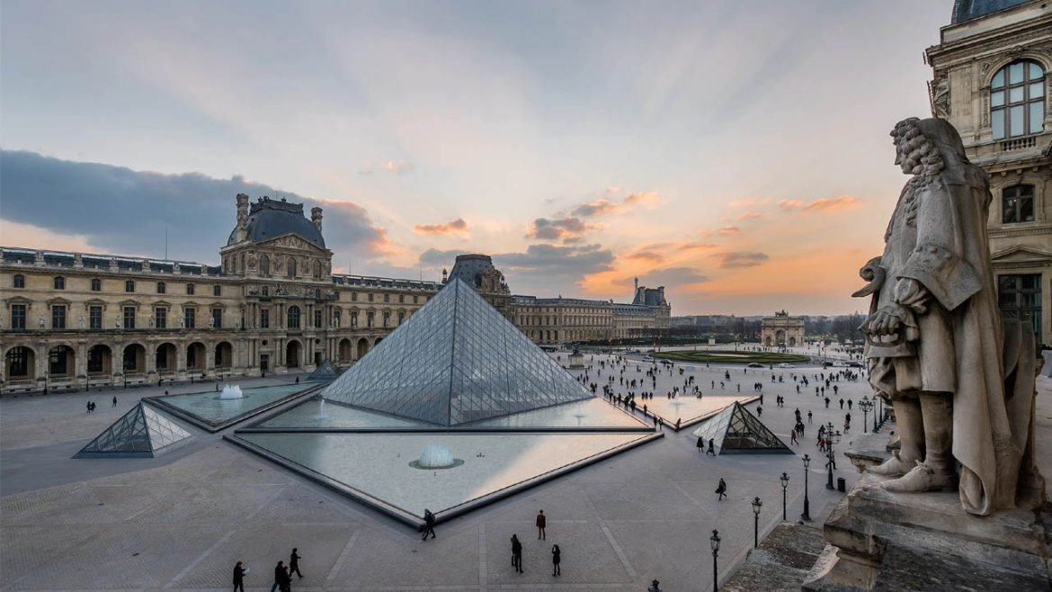 Paris Louvre Museum | ప్యారిస్​ను షేక్​ చేసిన దోపిడీ దొంగలు.. లౌవ్రే మ్యూజియంలో నెపోలియన్​ ఆభరణాల చోరీ!