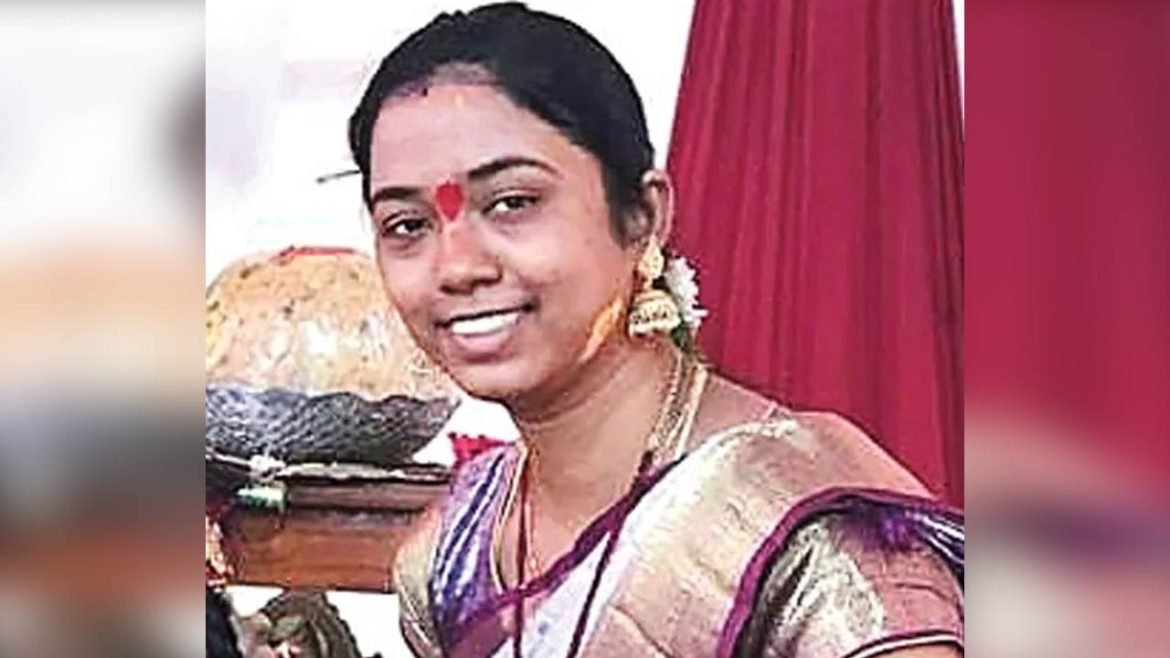 Myrmicophobia | వివాహిత ఆత్మహత్య.. చీమలే కారణం !