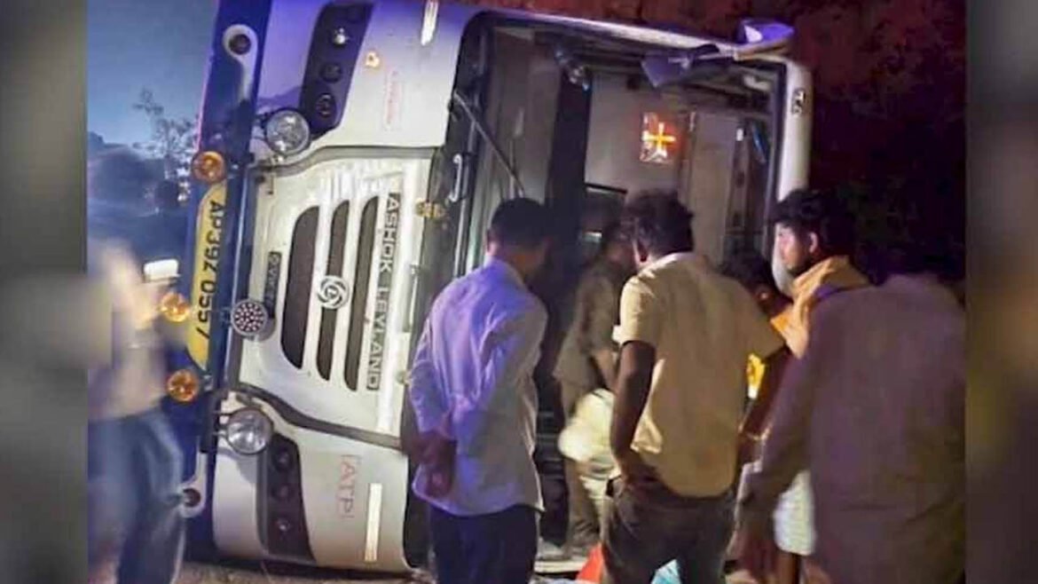 AP RTC Road Accident | గద్వాలలో బోల్తాపడ్డ ఏపీ బస్సు.. 20 మందికి గాయాలు
