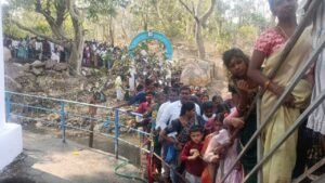 మద్దికుంటలో బారులు తీరిన భక్తులు